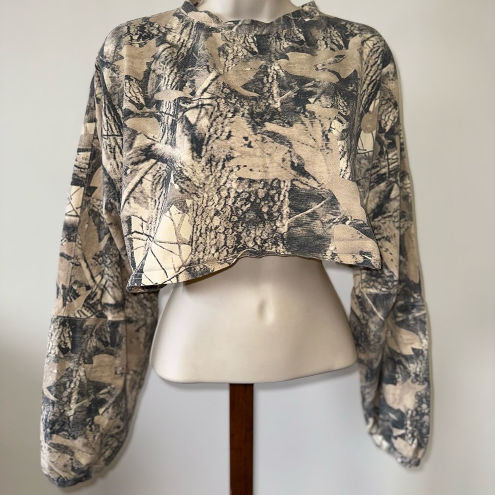 (Medium) Tan/Grey Camo Pattern Cropped Long Sleeve Tee
